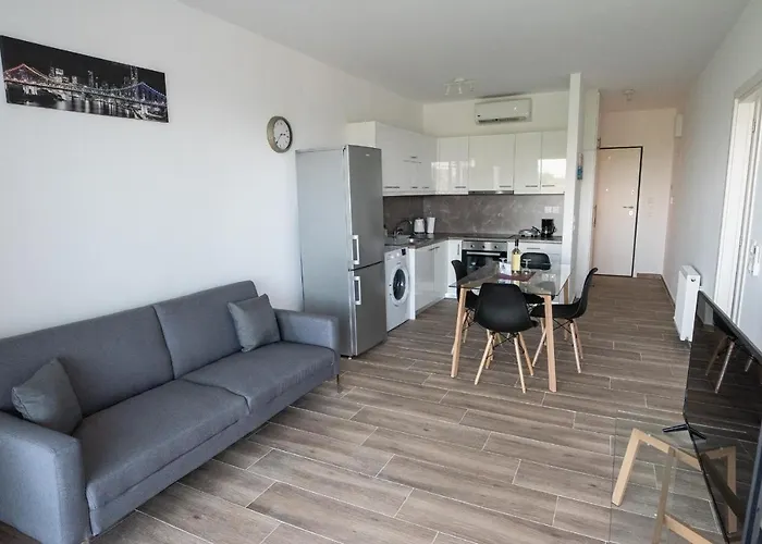 Cozy Apartment In Palaio Faliro With A Great View
